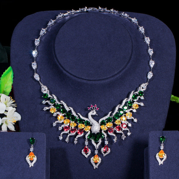 Conjunto de collar y pendientes de circonita cúbica multicolor AAA+ con forma de pavo real de gran tamaño y gran declaración.