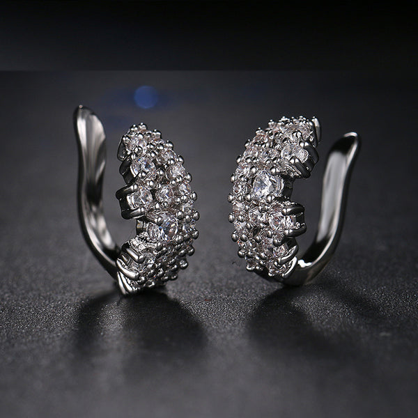Pendientes de clip con cristales blancos y diamantes de imitación