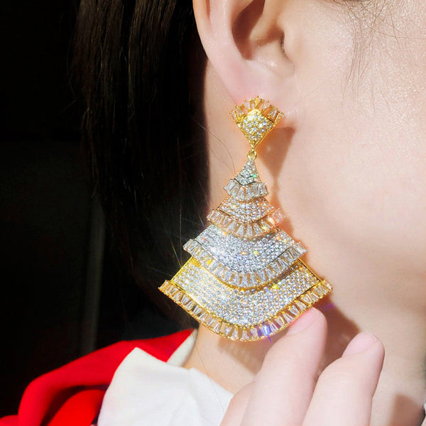 Pendientes largos nigerianos con circonitas cúbicas brillantes y diseño de árbol de Navidad dorado en tres tonos