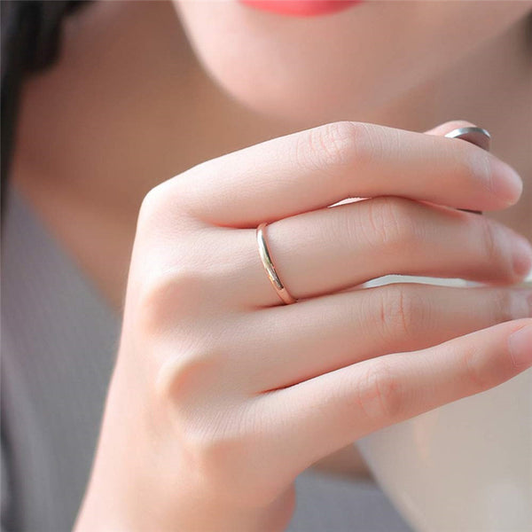 Anillos sencillos y finos de oro rosa, negro y azul pulidos para hombre