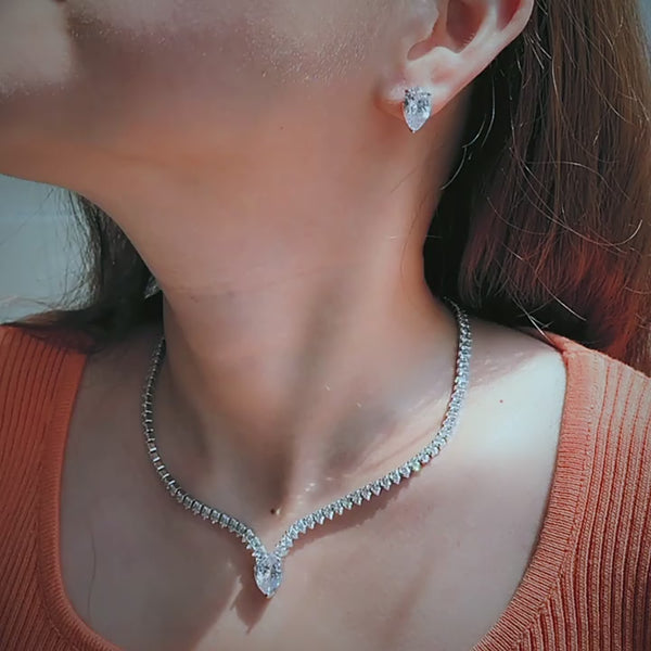 Delicados conjuntos de joyas de collar, gargantilla y pendientes con brillantes circonitas cúbicas en forma de gota de agua.