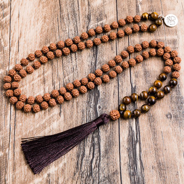 Collar tibetano anudado con cuentas de Rudraksha de 8 mm y ojos de tigre amarillos.