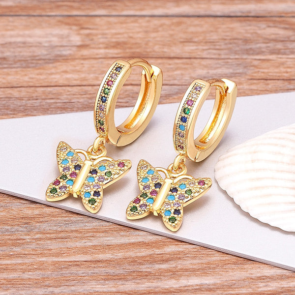 Pendientes de aro de circonita con forma de mariposa y color arcoíris de lujo.