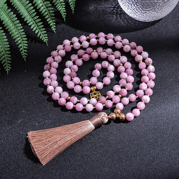 Collar de japamala anudado con cuentas de kunzita de 8 mm
