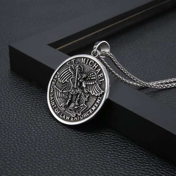 Collar con colgante de medalla redonda de acero inoxidable 316L con la inscripción "San Miguel nos protege" para hombre.