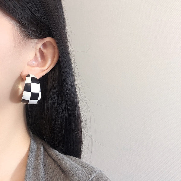 Nuevos y modernos pendientes de aro de cuero puntiagudo blanco y negro para mujer
