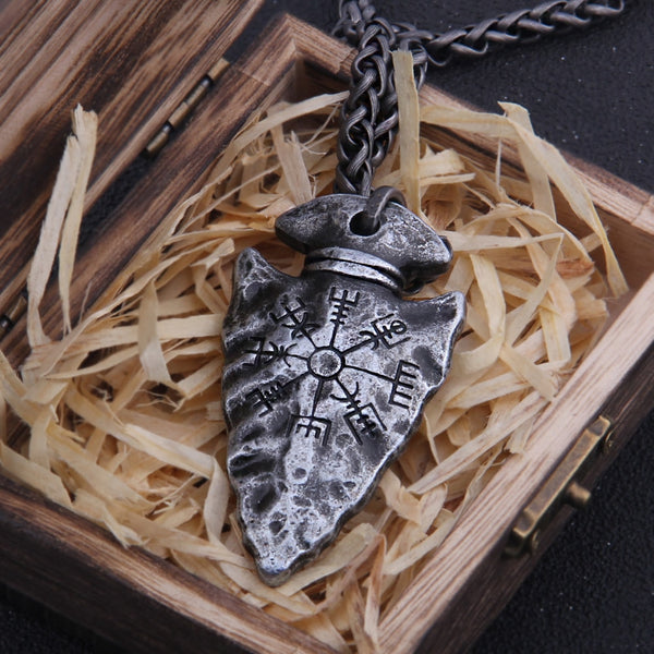 Collar con colgante de lanza vikinga de color hierro "Yelmo del Pavor" y "Vegvisir Vikingo"