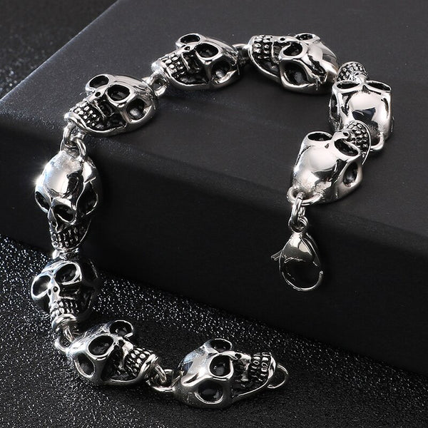 Pulsera de acero inoxidable con calavera gótica en la mano para hombre