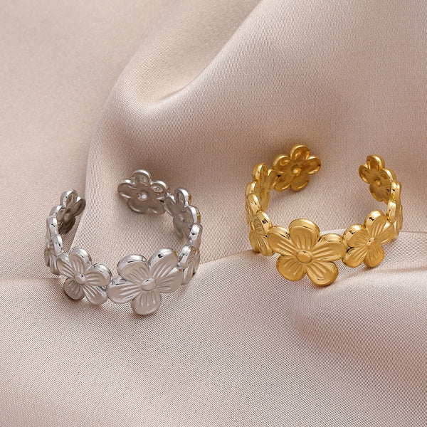 Anillo Hanamade de acero inoxidable 316L con elegante diseño de flor de ciruelo francesa, abierto y abierto.