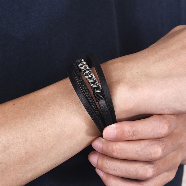 Pulsera masculina de acero inoxidable con cierre magnético y múltiples capas de cuero.