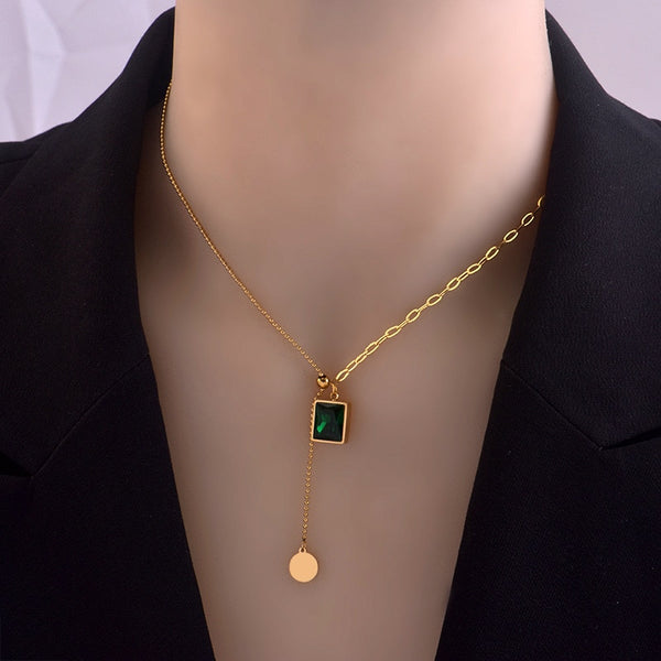 Collar de acero inoxidable dorado con circonitas cúbicas de lujo europeas y americanas.