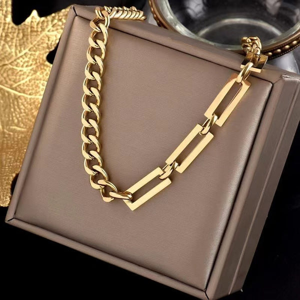 Nuevo y moderno collar con dije de cadena cubana en color dorado para mujeres y hombres.