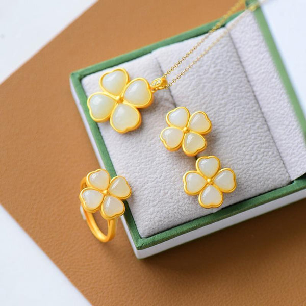 Collar con anillo ajustable de apertura de calcedonia Hetian Yuyun Xingcao con incrustaciones de plata