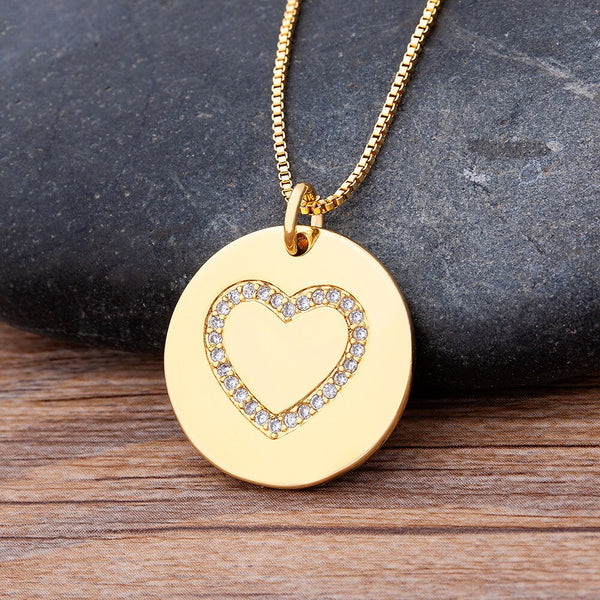 Gargantilla de lujo con colgante de corazón de circonita cúbica en color dorado para mujer