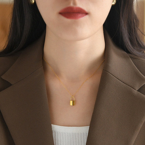 Collar de acero inoxidable dorado con colgante de candado gótico
