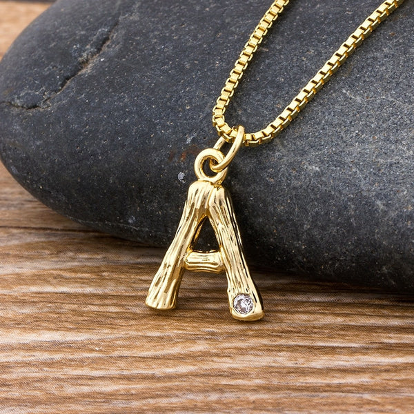 Collar con colgante minimalista de bambú martillado, tamaño pequeño, con 26 letras del alfabeto de la A a la Z.
