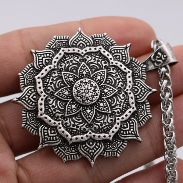 Collar vintage con colgante de flor de mandala de acero inoxidable para hombres y mujeres