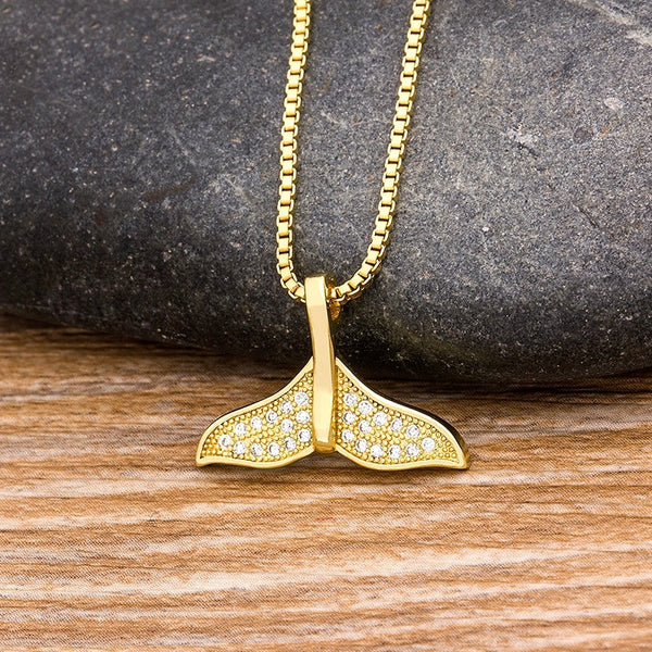 Nuevo diseño de collar con colgante de cola de pez de circonita y cobre en color dorado para mujer