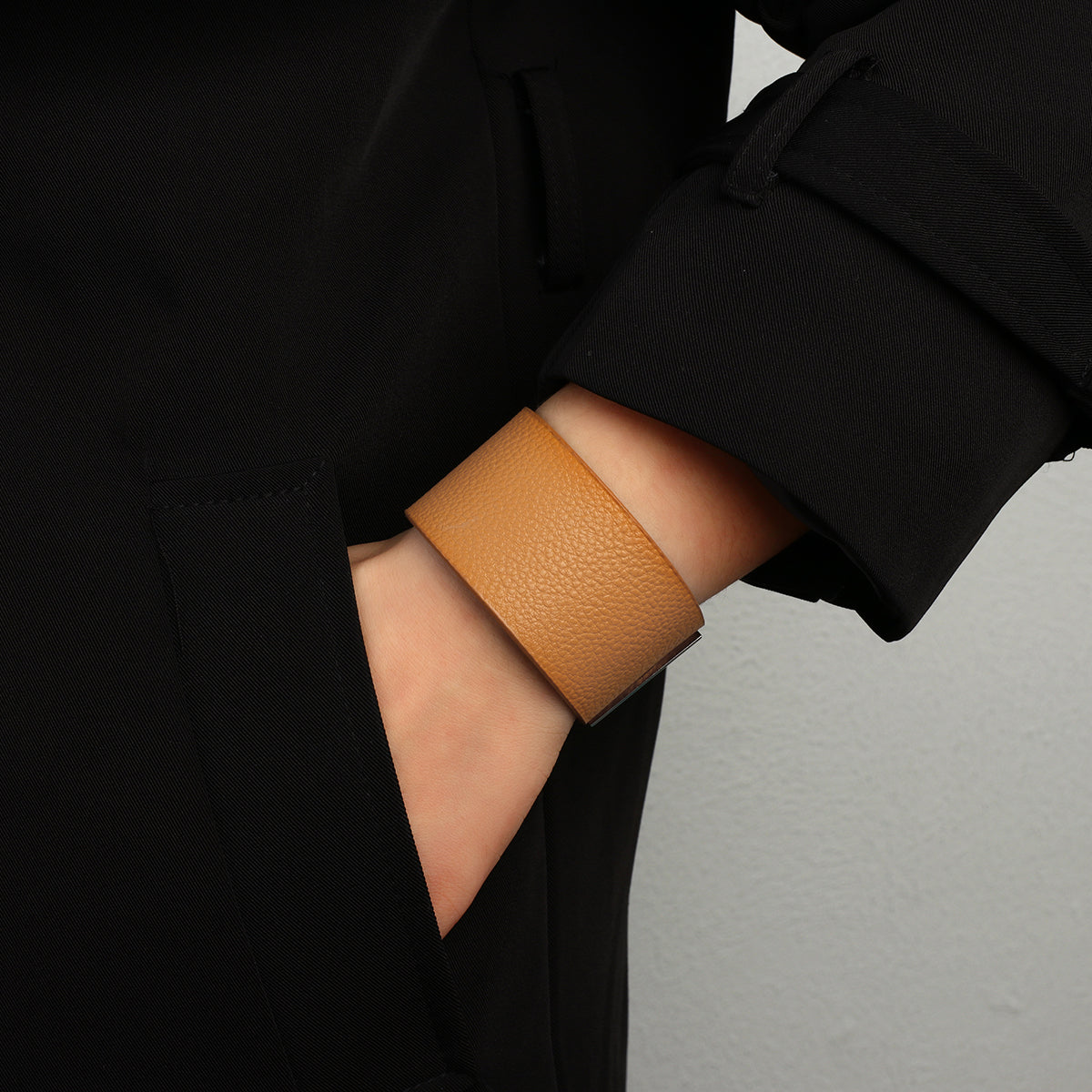 Vintage Wide Leather Cuff Bracelets Adjustable Metal Button Buckle Wide Wrist Bracelet