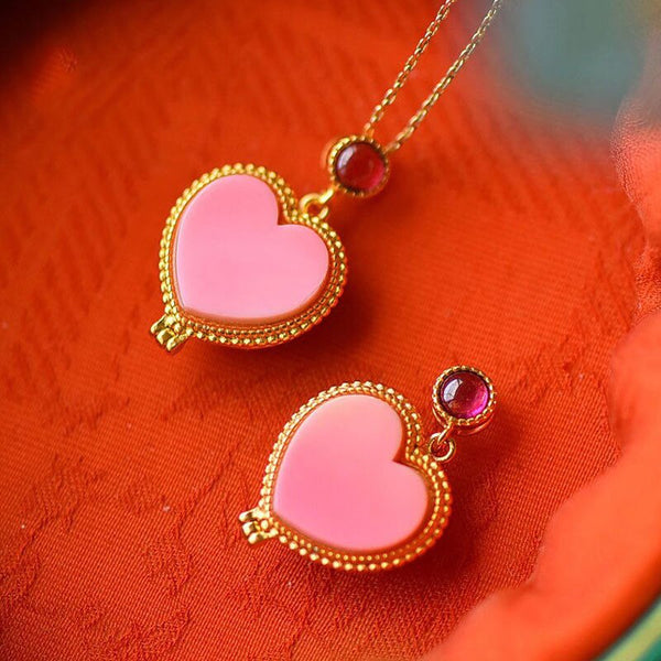 Collar con colgante de amor rosa con incrustaciones huecas y artesanía de oro antiguo con diseño tridimensional para damas