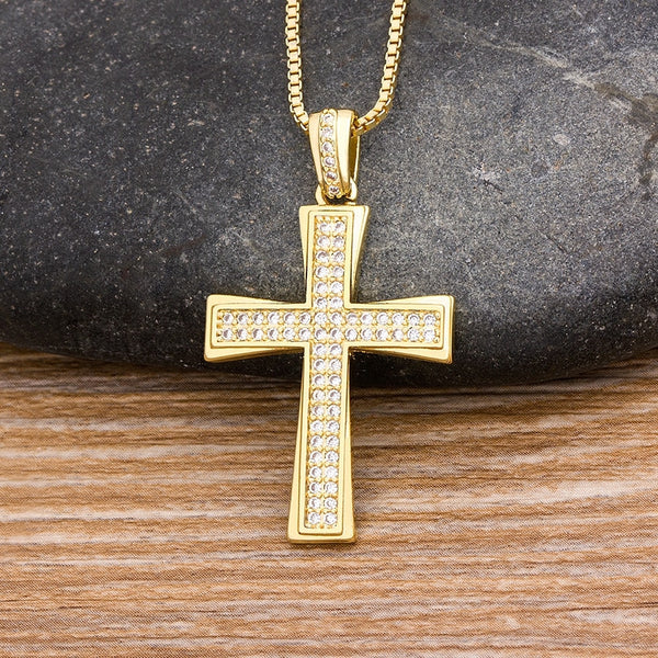 Collar de cadena larga con colgante de cruz y gargantilla de cobre y circonita cúbica.