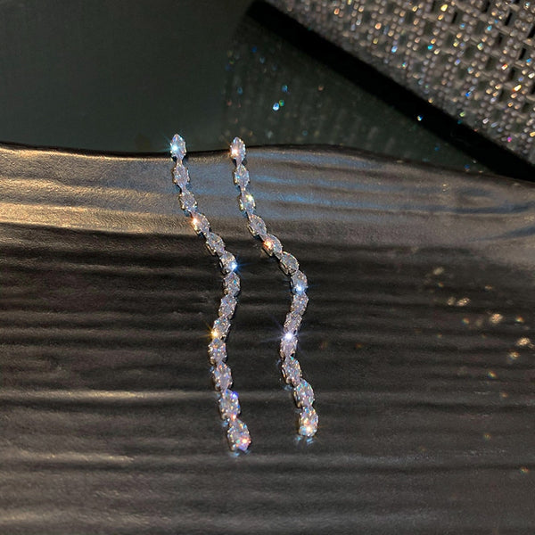 Pendientes geométricos de cristal de circonita para mujer, color plateado, largos, con borlas colgantes.