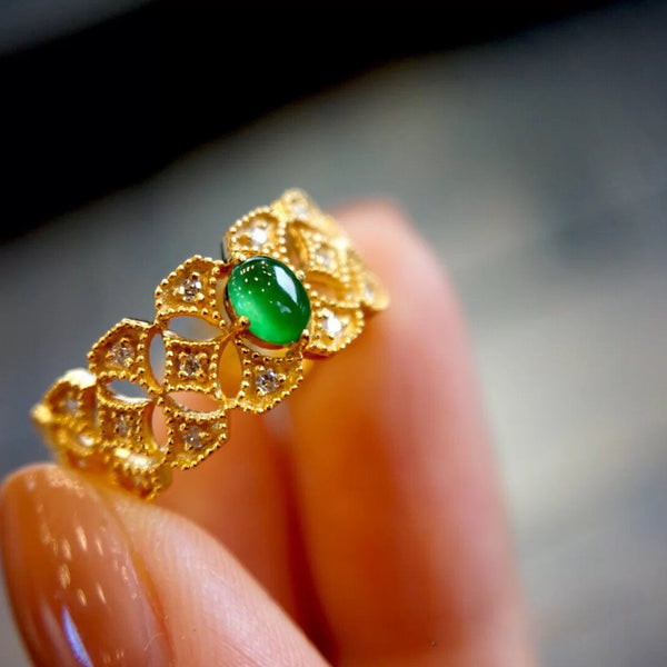 Anillo ajustable con apertura ovalada y calcedonia verde con incrustaciones de diamantes