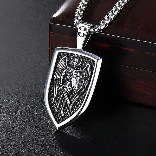 Collar con colgante de escudo de ángel guerrero de acero inoxidable 316L para hombre, estilo retro con cruz de ángel.