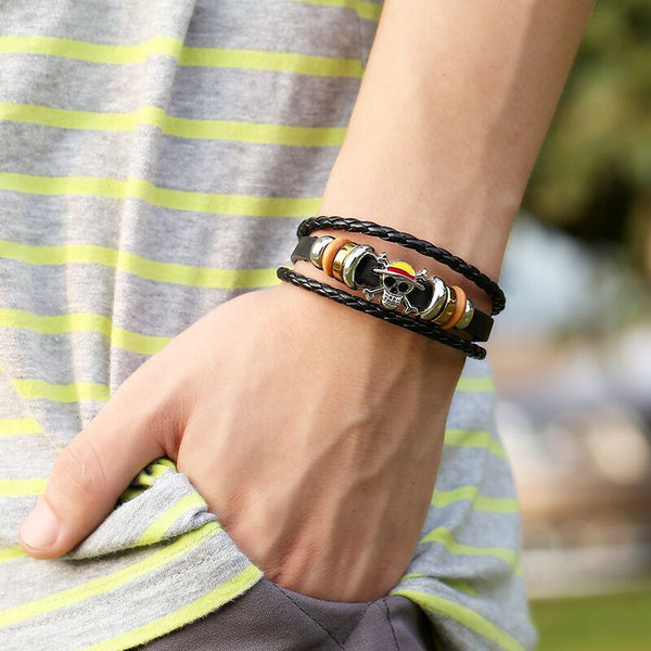 Pulsera clásica de One Piece con cuentas de madera y cuero multicapa.