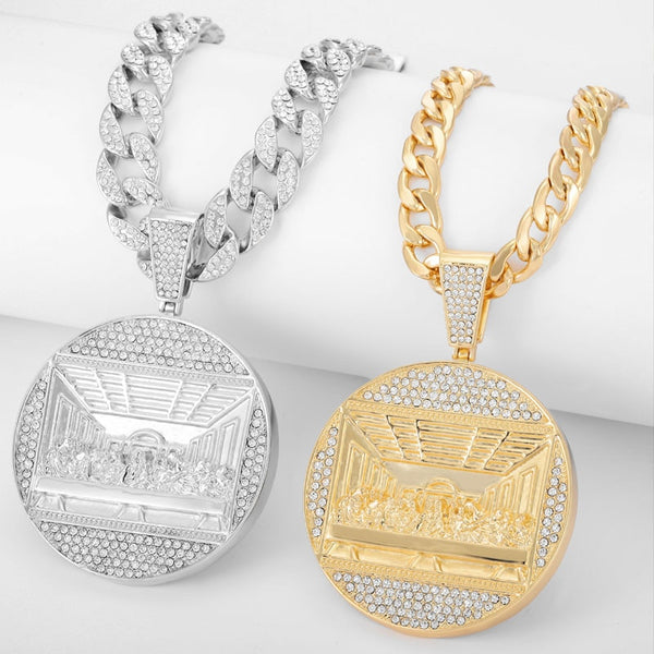 Collar con colgante de la Última Cena con un Jesús grande, circonitas brillantes y un dije dorado.
