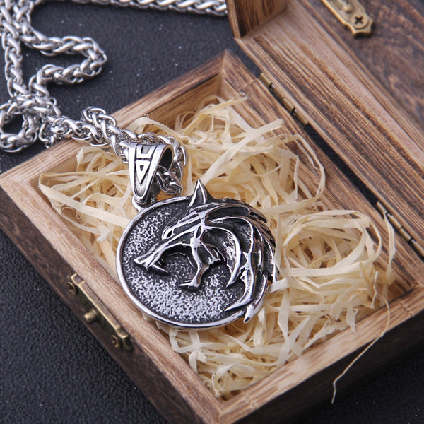 Collar con colgante de cabeza de lobo del mago