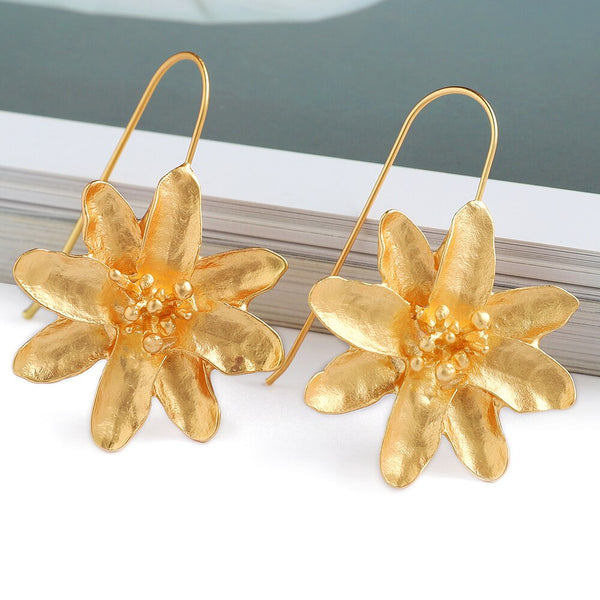 Pendientes colgantes de flores de metal de moda, accesorios de lujo de calidad para las orejas de mujer.