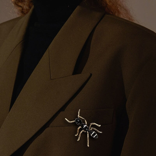 Broche de hormiga grande esmaltado con rayas sencillas, broche de insecto exagerado, broches para hombres y mujeres