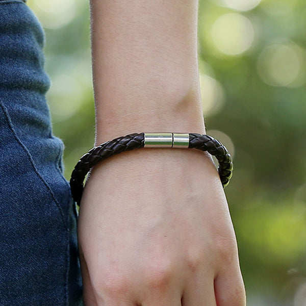 Pulseras de cuero sintético trenzado simple en marrón oscuro