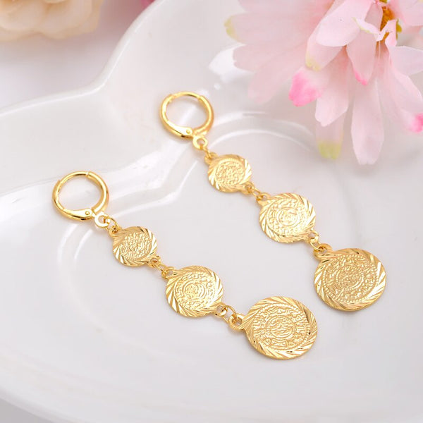 1 par de pendientes de oro de 24 quilates con monedas de oro.