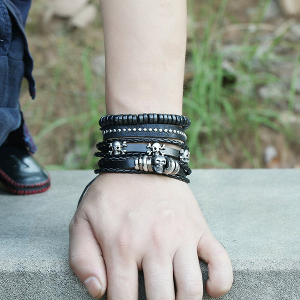 Pulsera de cuero trenzado multicapa con 4 cuentas de calavera para hombre