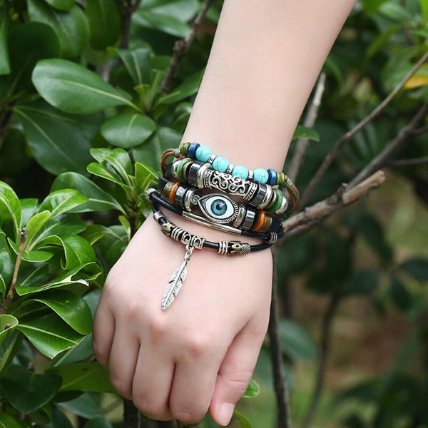 Pulsera ajustable en capas con dijes de metal y plumas de cuero marrón estilo punk juvenil vintage