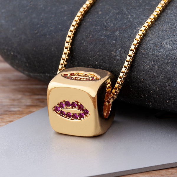 Nuevo diseño de collar con forma de cubo, dados y labios, cadena de cobre y circonitas doradas.