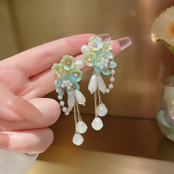 Elegantes pendientes de verano con borlas de flores de resina y perlas ovaladas