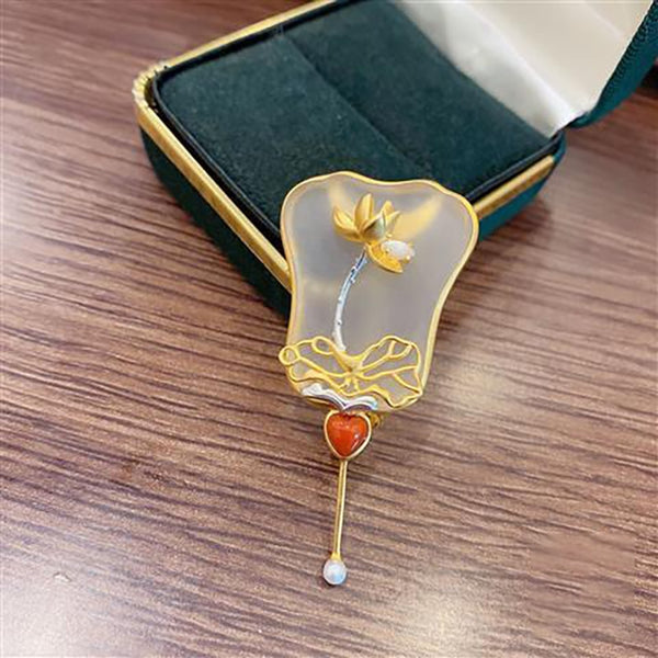 Broche original de estilo chino con diseño de abanico de plátano y jade esmerilado de cristal blanco dorado.