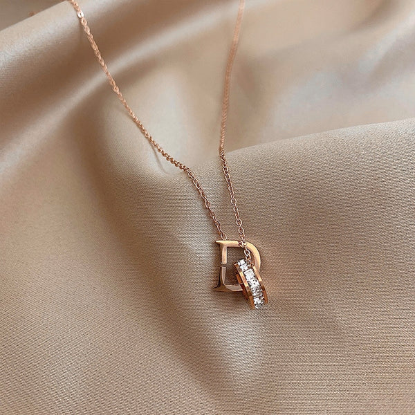 Nuevo collar corto clásico de acero y titanio con colgante de letra D de circonita para mujer