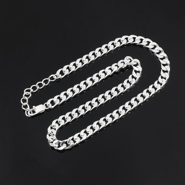 Gargantilla de cadena cubana de 8 mm en color plata para mujer y hombre.