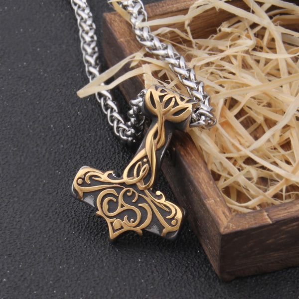 Collar Mjolnir del martillo de Thor en color dorado que nunca se descolora
