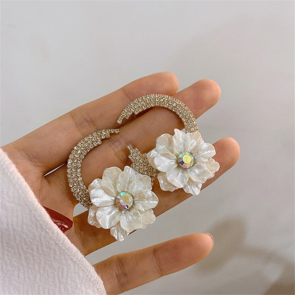 Pendientes de flor blanca estilo coreano para mujer con diamantes de imitación semicirculares