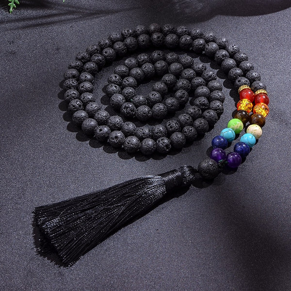 Collar Japamala con cuentas de 7 chakras y piedra de lava negra de 8 mm