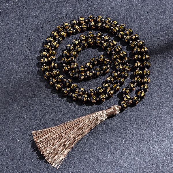 Collar con cuentas y nudos de mala de obsidiana con mantra de seis palabras de 108