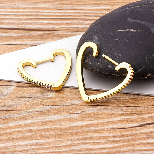 Nuevo diseño elegante de pendientes de aro con forma de corazón coloridos para mujer