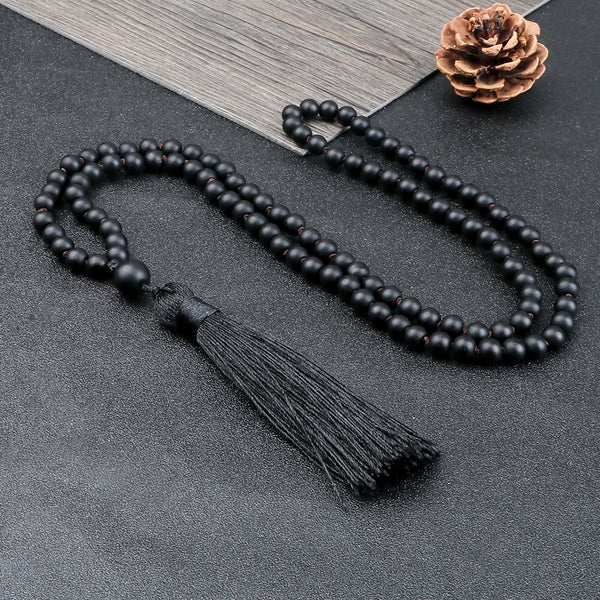 Collar de 108 cuentas de moda para hombres y mujeres, con cuentas de piedra negra, hecho a mano, con borlas anudadas.