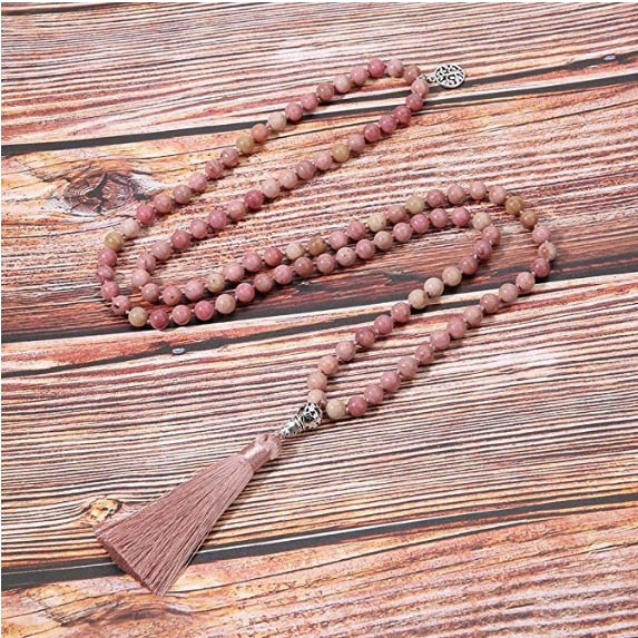 Collar de japamala anudado con cuentas de rodocrosita natural de 8 mm