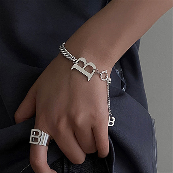 Pulseras ajustables con dijes de letra B en color plata para mujer